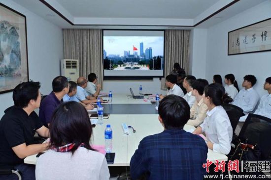 流会上与会师生一同观看央视《焦点访谈:两岸一家亲 融合向未来》视频。 流会上与会师生一同观看央视《焦点访谈:两岸一家亲 融合向未来》视频。
